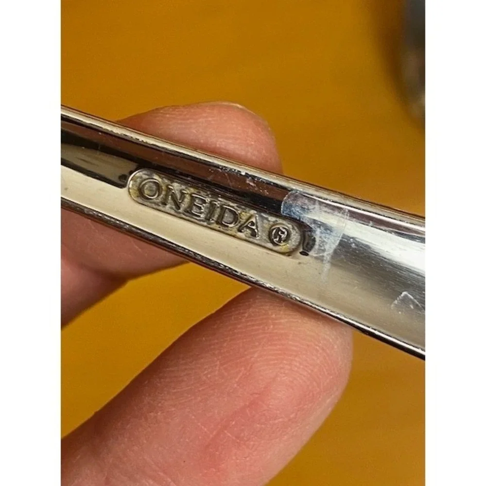 Oneida Tindra Stainless Steel Flatware 5 Piece Set Star Pattern ZZ-14 Silver